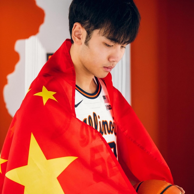 足球u10-这身球衣感觉如何?张博源晒伊利诺伊大学访校定妆照!