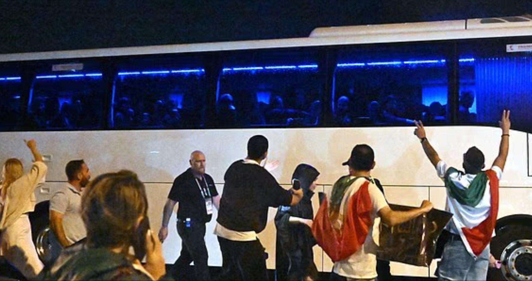 u8体育直播-伊朗女足手语比出求救讯号,伊朗球迷围堵大巴呼吁保护球队成员